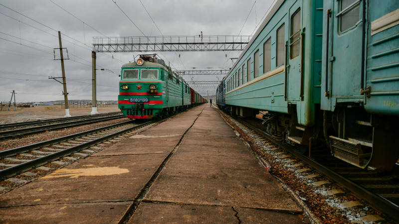 Поезд вагонының  астынан өтпек болған екі баланы тоқ соқты 