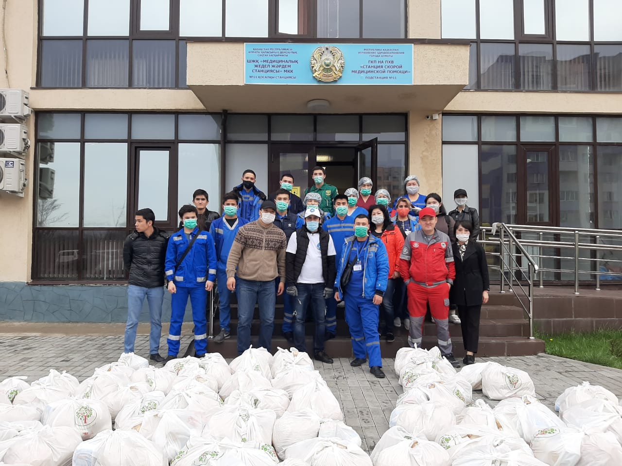 АНК вручили продовольственные пакеты 71 сотруднику скорой помощи в Алматы