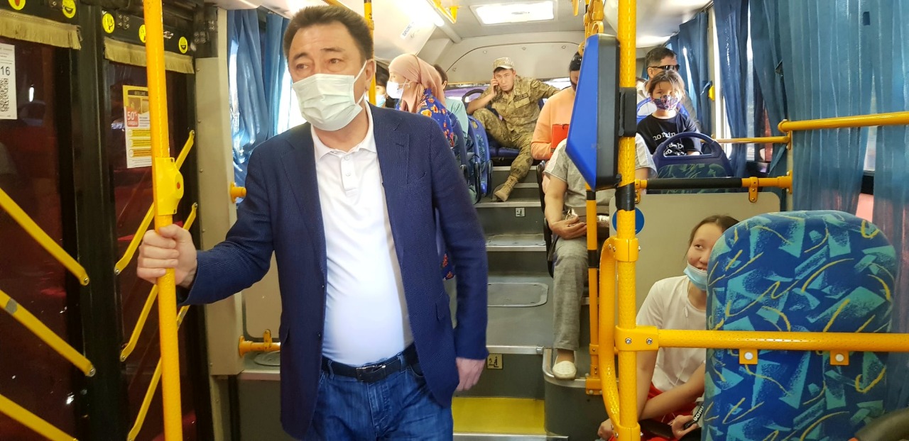 Жители Кызылорды покритиковали акима, прокатившегося в общественном транспорте