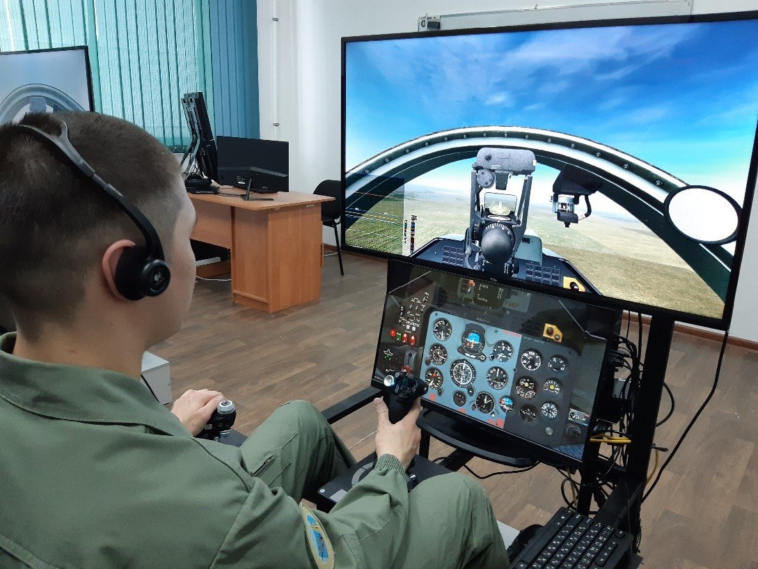 Будущие военные летчики Казахстана обучаются на новом тренажерном комплексе