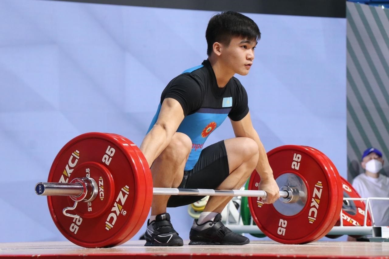 Казахстанец стал вторым на юниорском чемпионате мира по тяжелой атлетике 