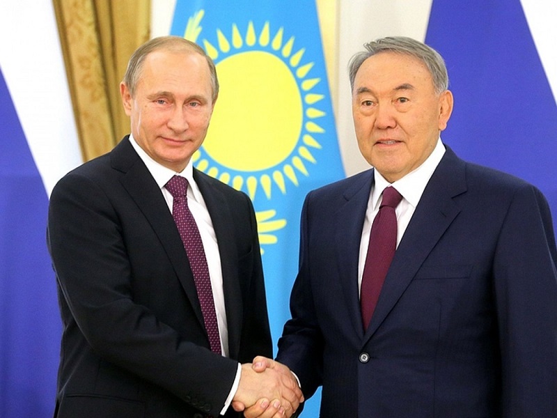 Нурсултан Назарбаев и Владимир Путин поздравили друг друга с праздником Победы  