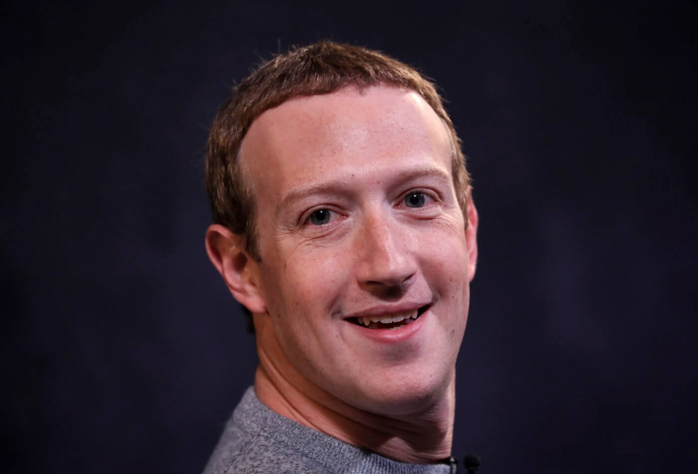 Цукерберг почти каждый день продает свои акции Facebook