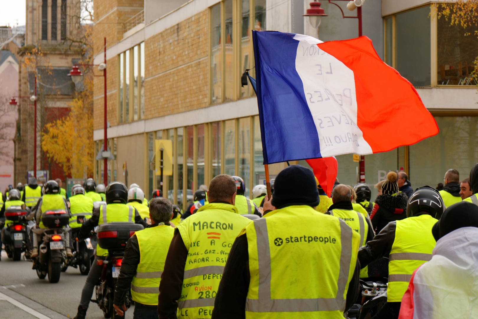 Не менее 16 участников акций протеста "желтых жилетов" задержаны в Париже