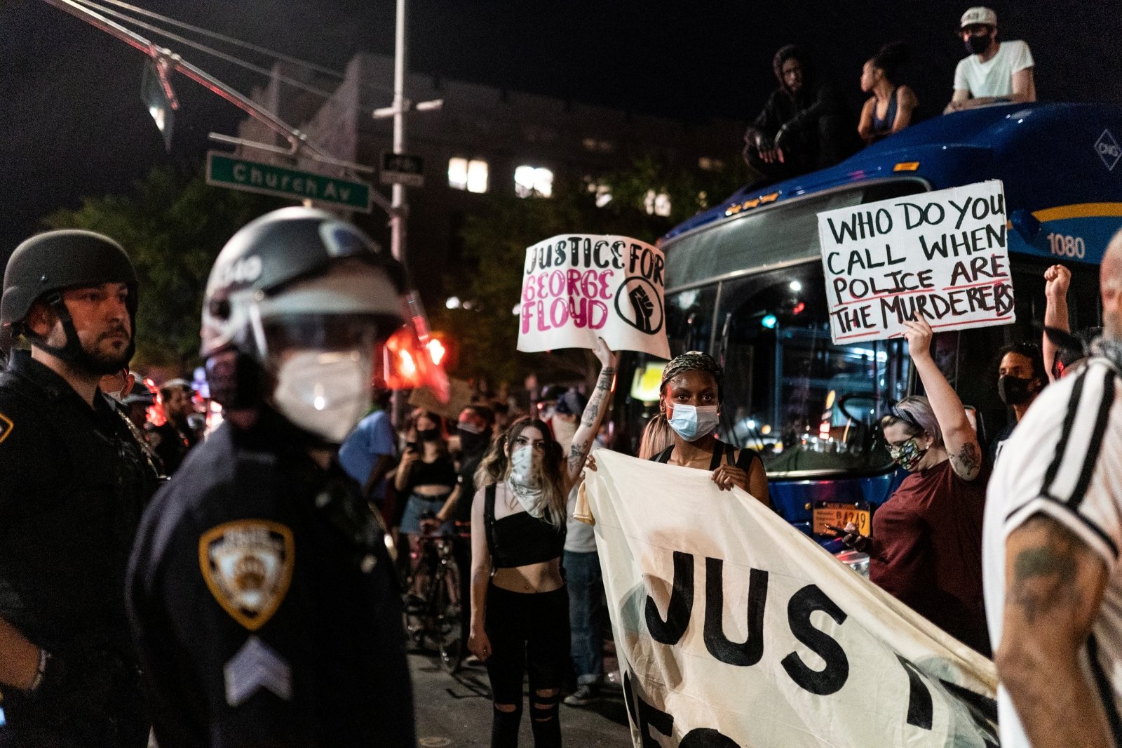 Некоторые полицейские в городах США выразили солидарность с участниками протеста