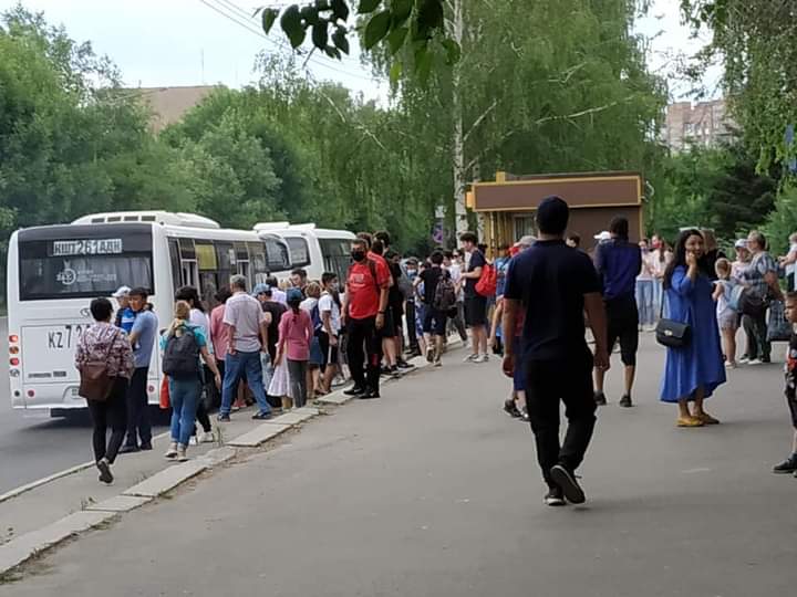 В Усть-Каменогорске транспортный коллапс: часть автобусов не вышли на линии