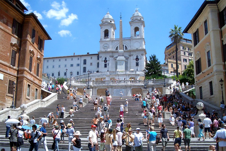 В Риме запретили сидеть на Испанской лестнице