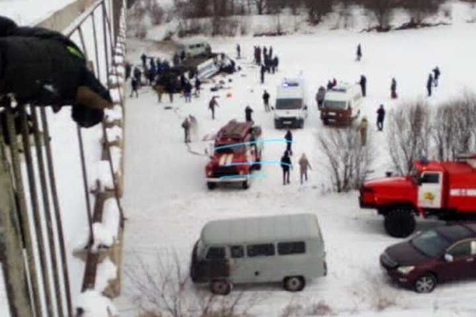 Ресейде жолаушылар автобусы көпірден құлады