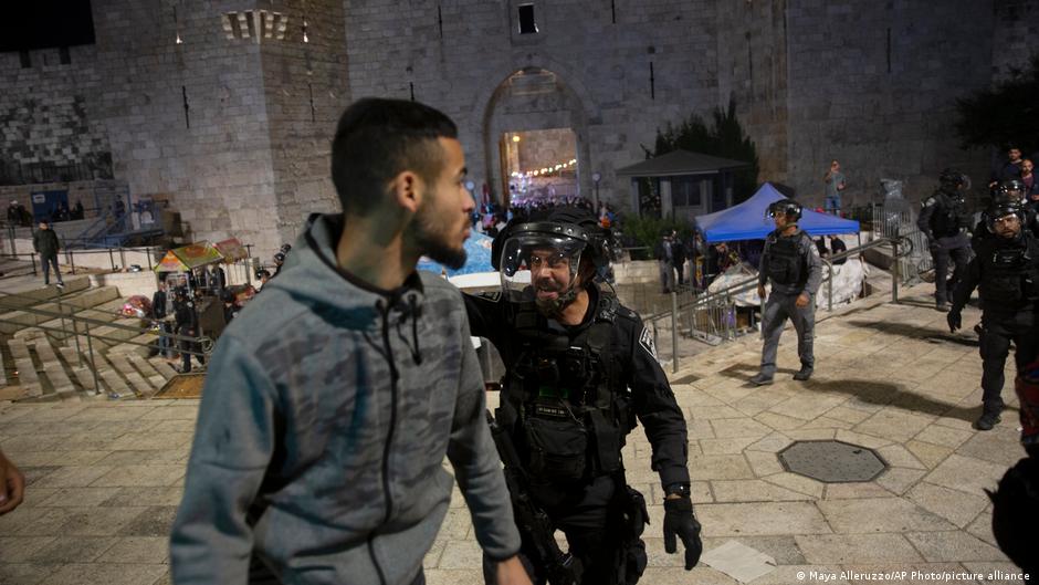 В столкновениях с полицией в Иерусалиме число пострадавших достигло 180