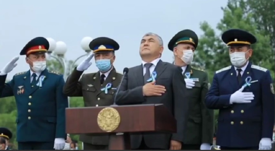 Слушая гимн страны, госслужащие Узбекистана растерялись