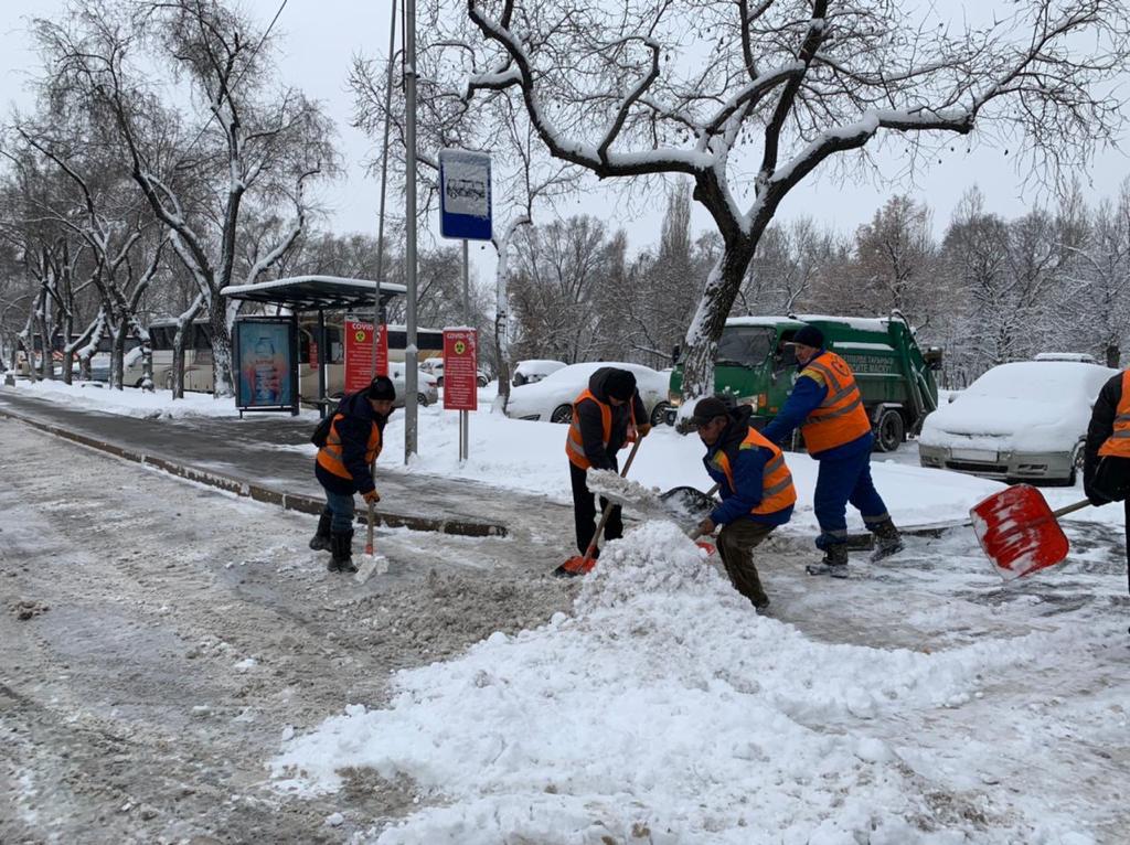 За сутки из Алматы вывезено 12 000 кубометров снега