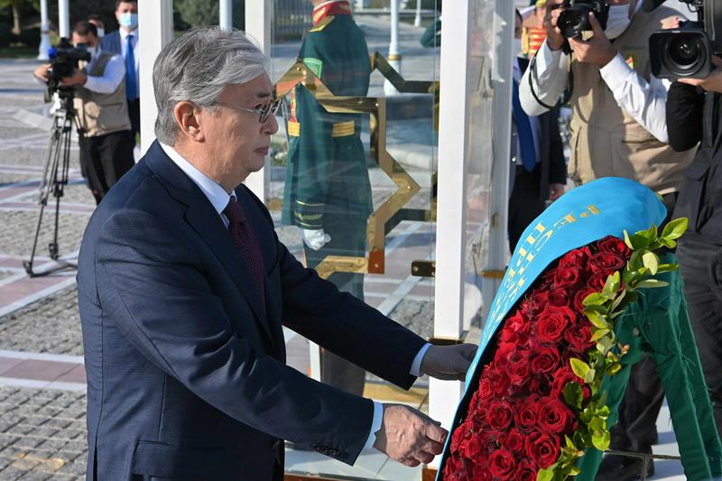 Қазақстан Президенті Түрікменстанның Тәуелсіздік монументіне гүл шоғын қойды  