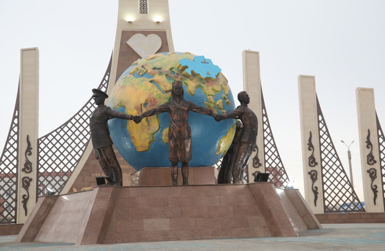 Посвященный борцам с коронавирусом монумент Biz birgemiz появился в Таразе