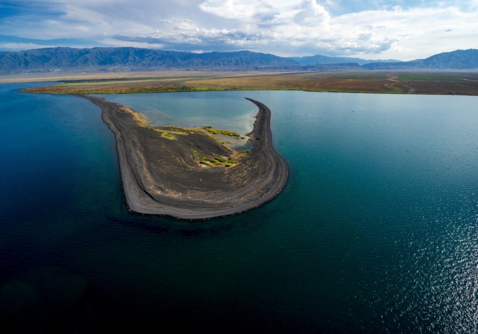 Тремя крупнейшими озерами. Алаколь озеро в Казахстане. Озеро Балхаш. Озеро Балха́ш Казахстана. Озеро Балхаш Казахстан фото.