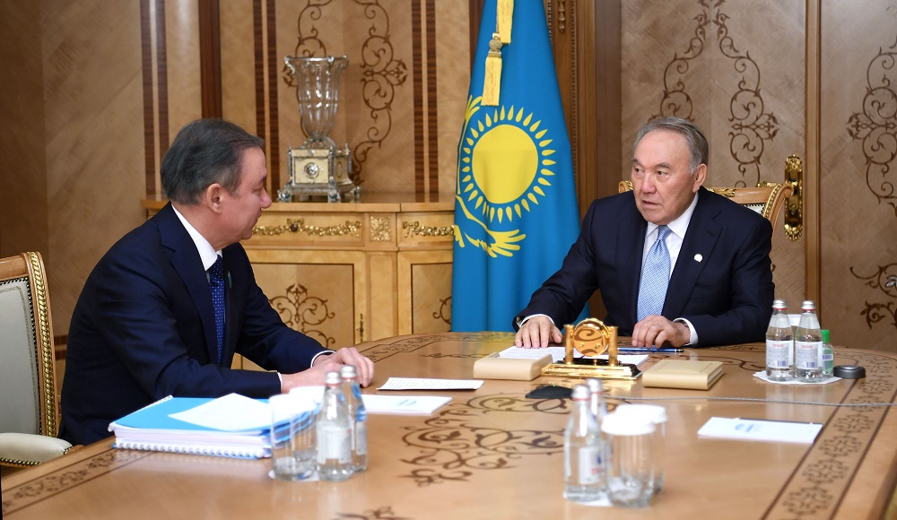 Нурсултан Назарбаев встретился с председателем мажилиса парламента Нурланом Нигматулиным