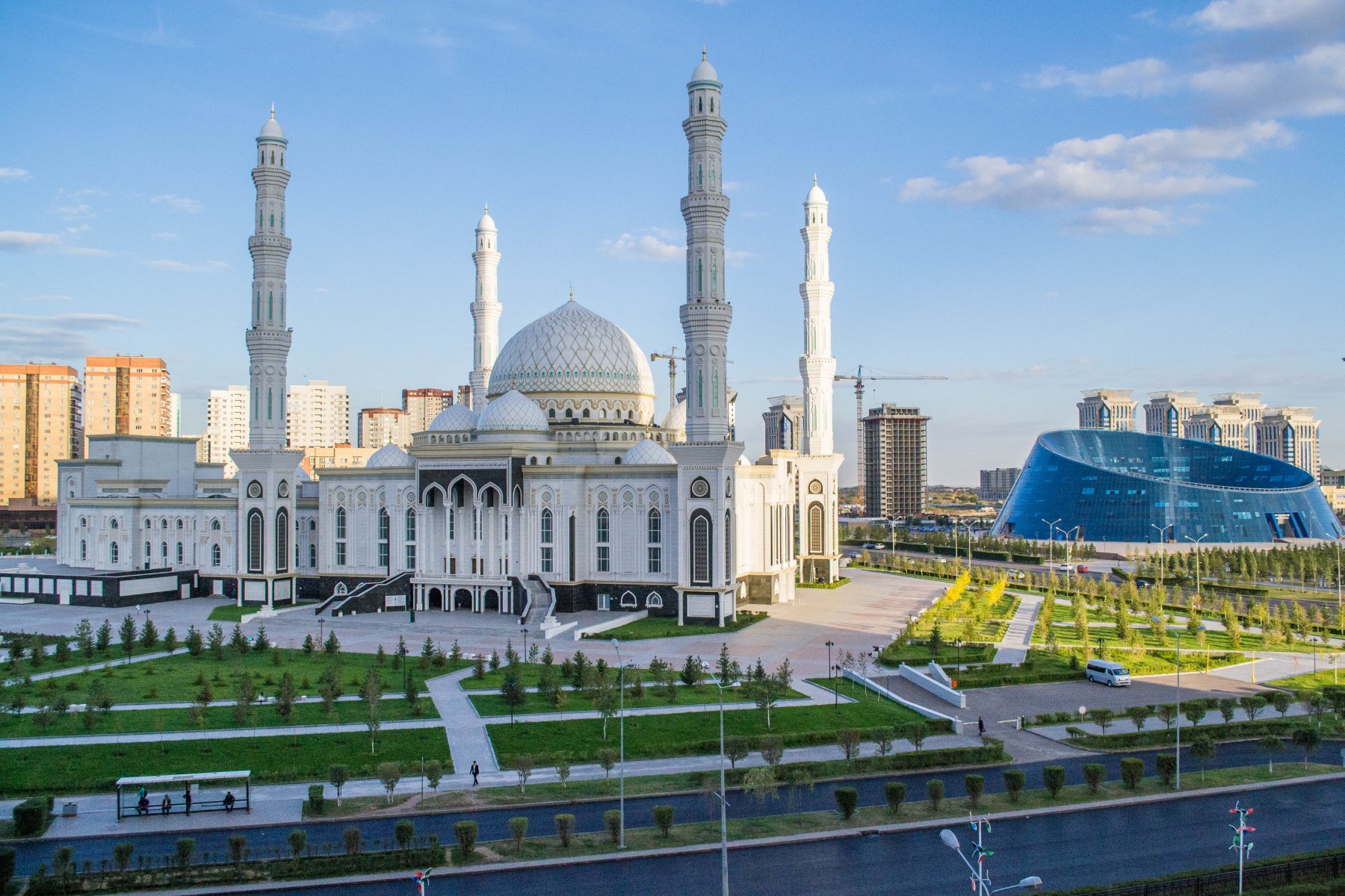 Астана самая большая мечеть. Нурсолтан Хезретли Солтан мечеть.