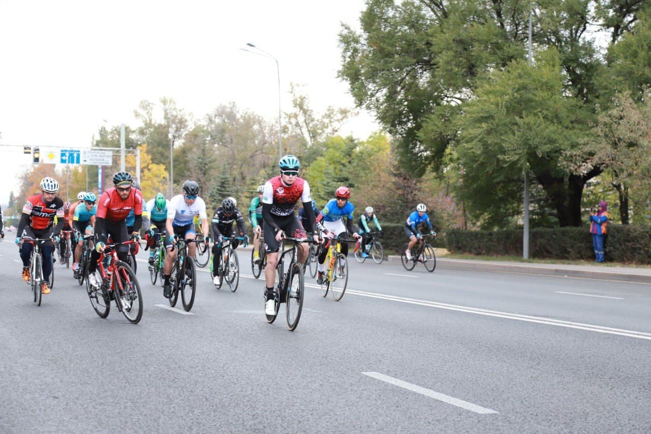 Әуесқой велоспортшылар "Алматы турының" жарыс бағытымен жүріп өтті