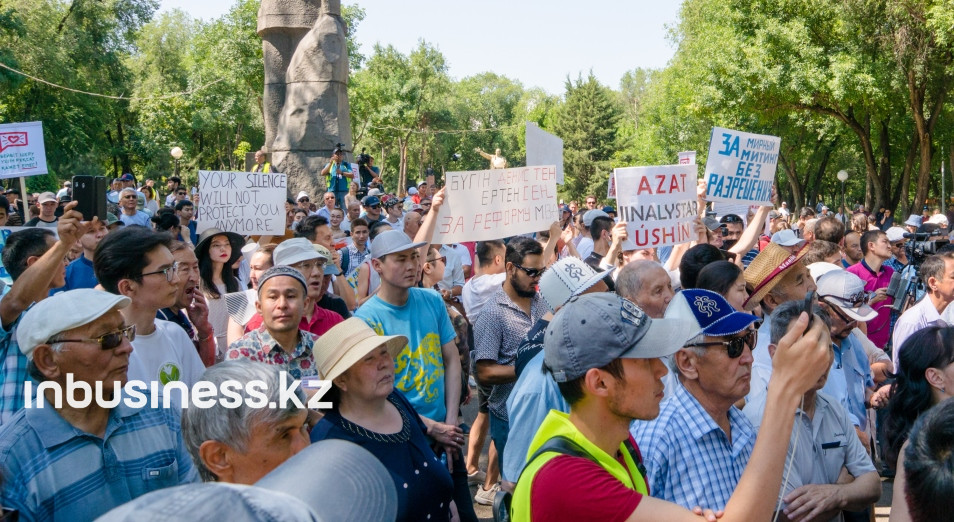 Норму о возрастном ограничении планируют исключить из законопроекта о мирных митингах в Казахстане