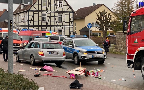 Из-за наезда автомобиля на карнавальное шествие в Германии пострадали более 30 человек