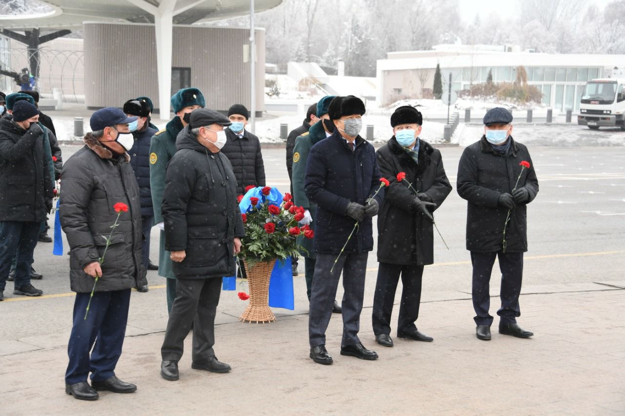 Аким Алматы Бакытжан Сагинтаев возложил цветы к монументу "Тәуелсіздік"