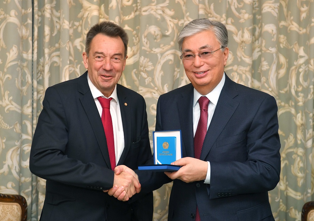 Глава Международного комитета Красного Креста награжден казахстанским орденом "Достык"