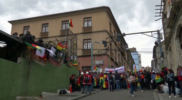 Боливияда әскерилер халықтың толқуын басудан бас тартты 