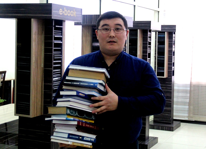 Павлодарлық журналист өзі оқыған 100-ге жуық кітапты кітапханаға сыйға тартты 