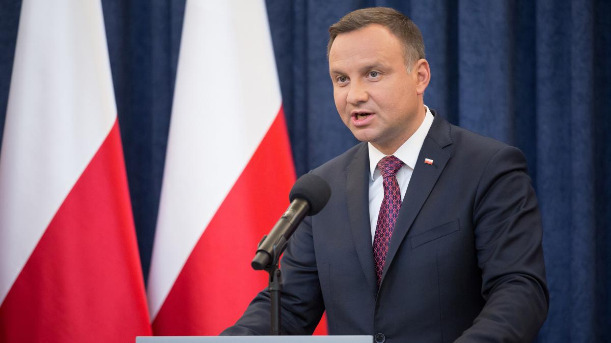 Президент Польши призвал банки приостановить погашение кредитов из-за коронавируса