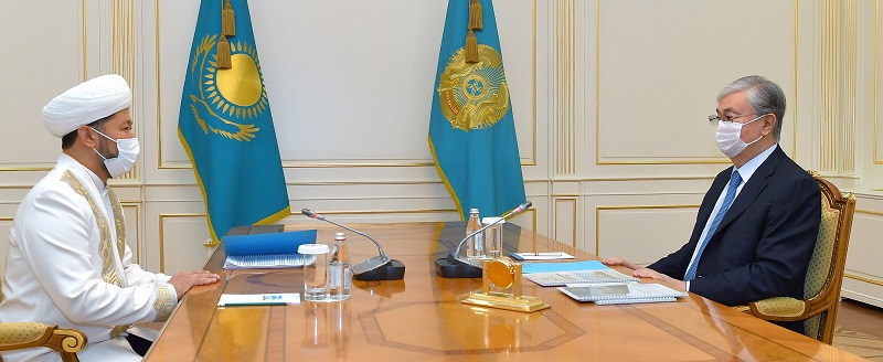 Президент Казахстана принял главу ДУМК