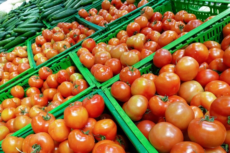 Фермеры реализуют через торговые сети лишь четверть овощей и фруктов