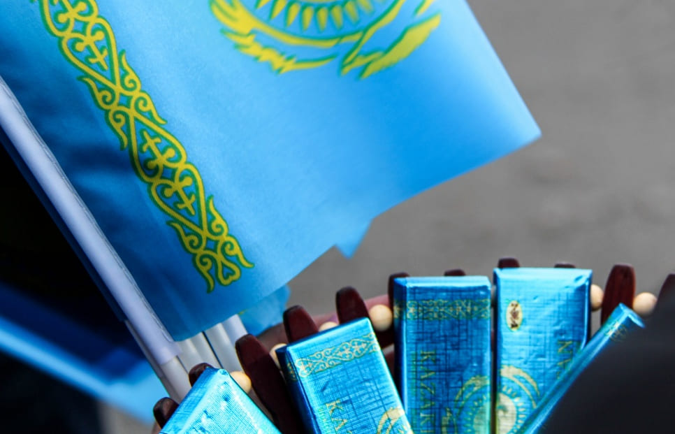 Павлодарцы вывесили на балконы государственные флаги