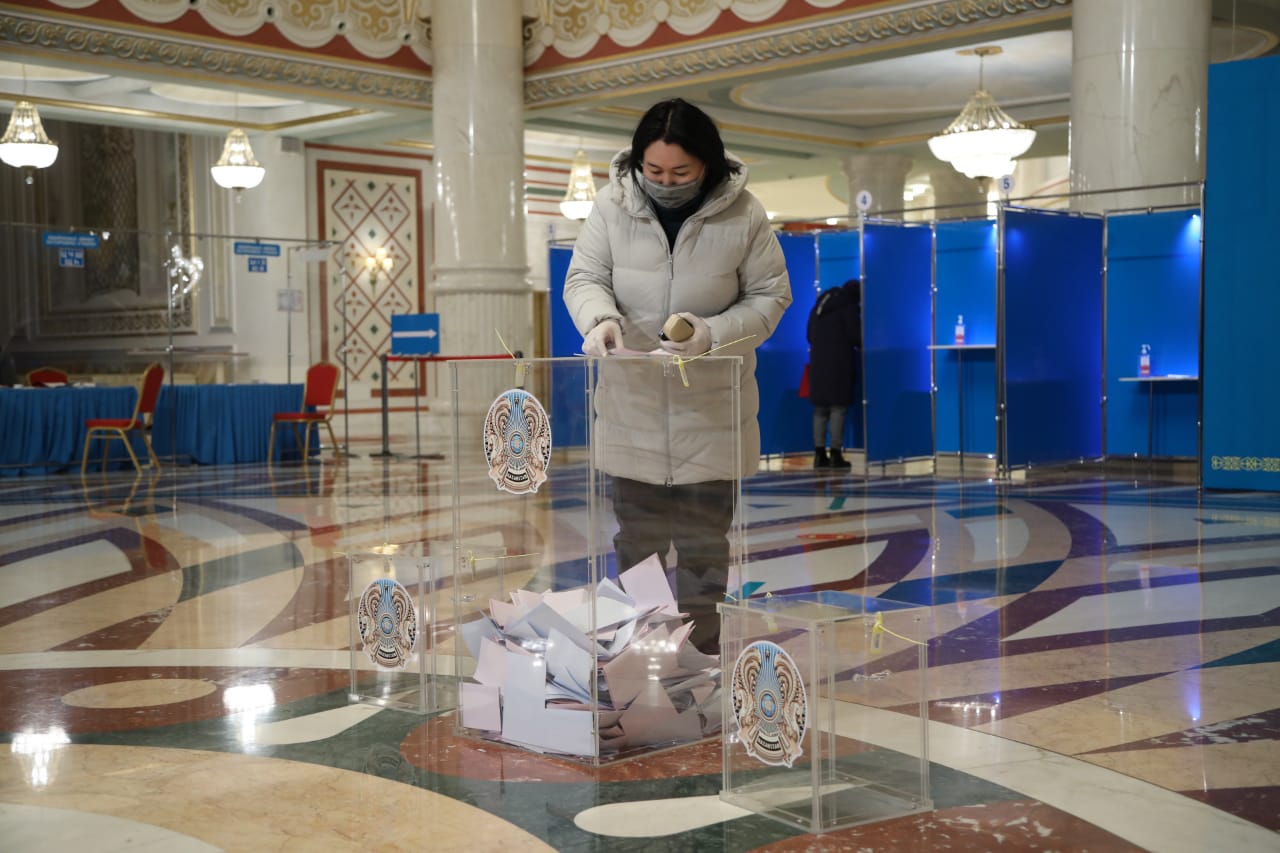 На парламентских выборах в Казахстане к 16:00 проголосовали более половины избирателей – ЦИК