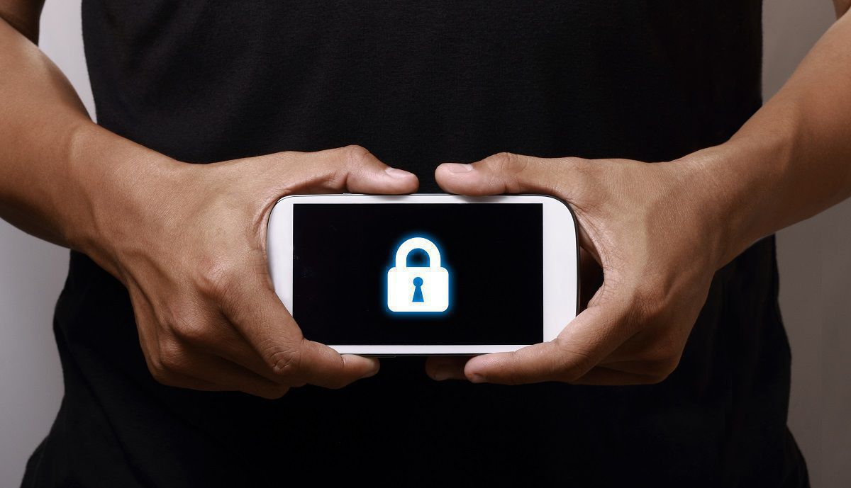 Как защитить от мошенников информацию, которая хранится в вашем телефоне?
