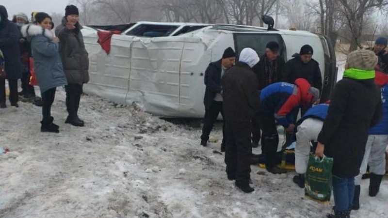 В Алматинской области перевернулся микроавтобус с сотрудниками роддома 