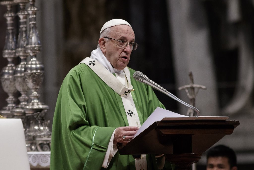 Папа римский призывает перенаправить деньги с закупок вооружений на борьбу с COVID-19