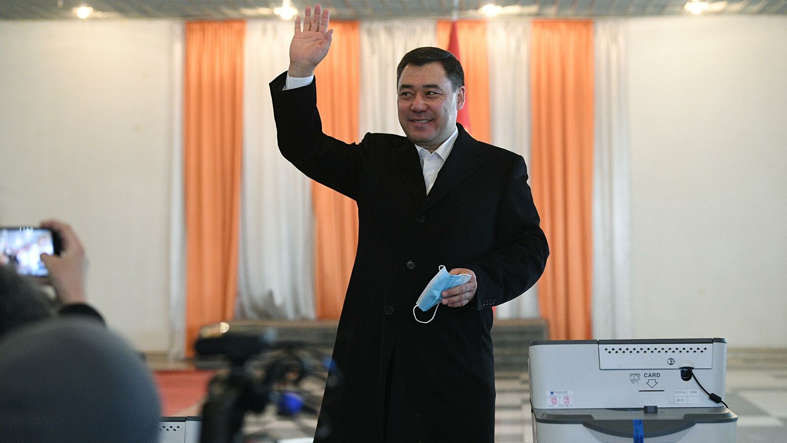 Садыр Жапаров лидирует на президентских выборах в Кыргызстане – данные обработки более 81% бюллетеней