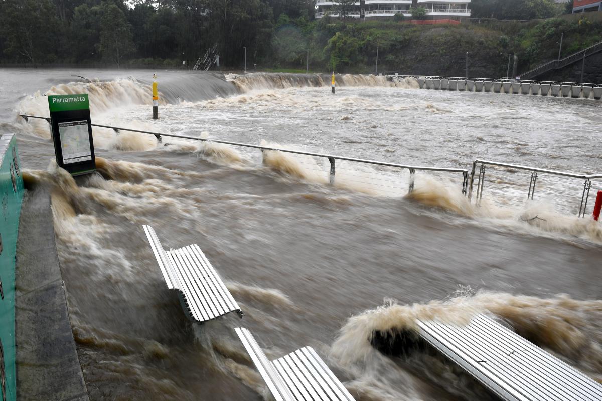 Проливные дожди привели к сильнейшему за 50 лет наводнению на востоке Австралии