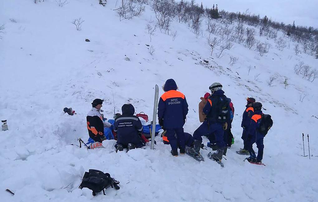 Попавшая под лавину в Хибинах девочка погибла