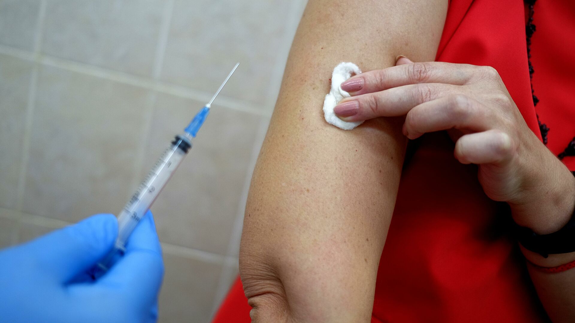 Вакцина «Спутник V» показала эффективность 98,5% на пострегистрационных испытаниях  
