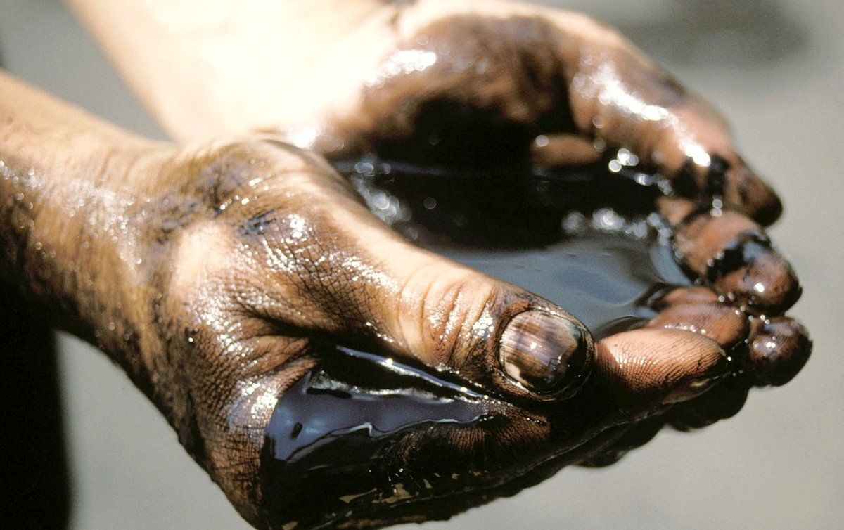 Нефтяные цены падают на 4% на опасениях по поводу перспектив спроса