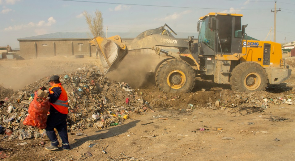 Кто уберет эти горы мусора? В «13-м районе» Кызылорды власти разбираются со стихийной свалкой