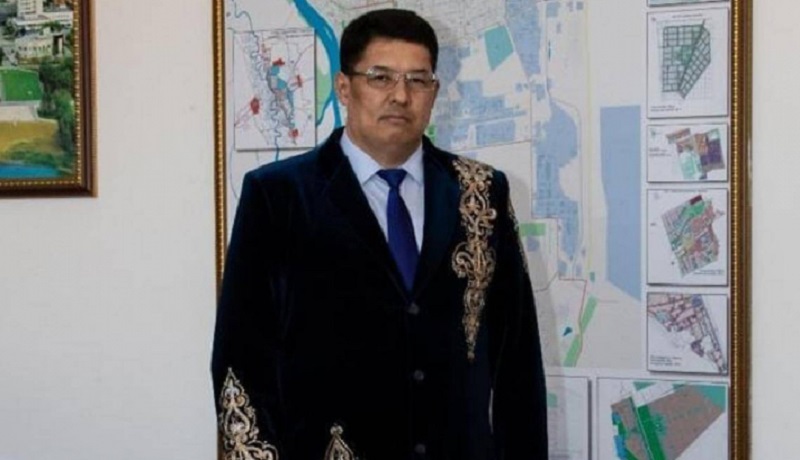 Аким Павлодара сменил деловой костюм на чапан  