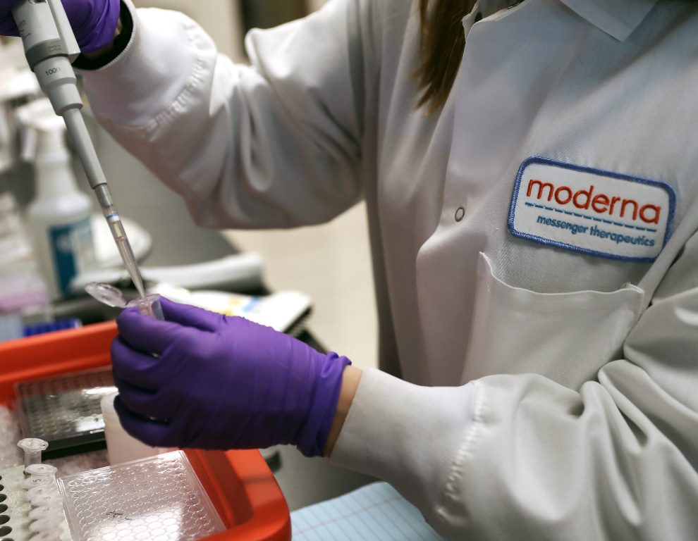 Власти США одобрили вакцину от COVID-19 компании Moderna и приступают к ее распределению