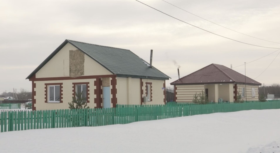 Переселенцев на север Казахстана продолжают заселять в разваливающиеся дома 
