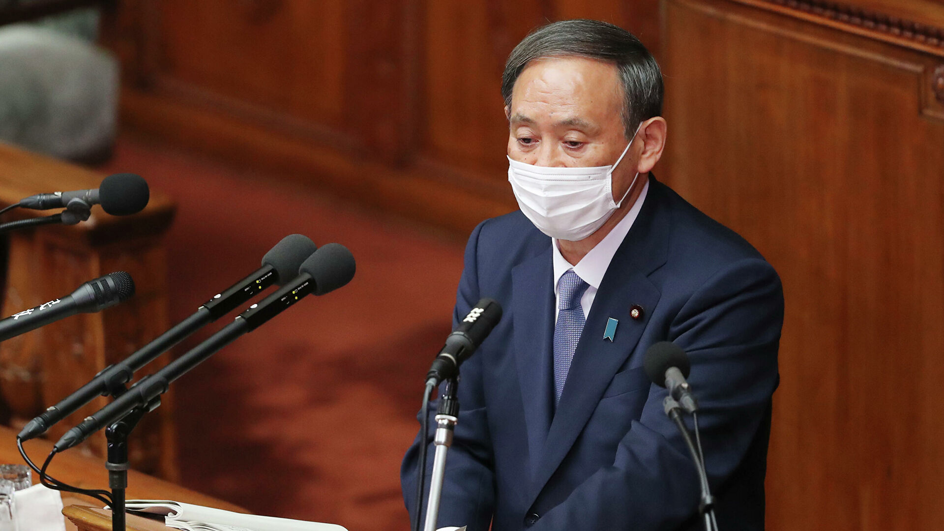 Премьер Японии попросил у Pfizer дополнительные поставки вакцины от COVID-19