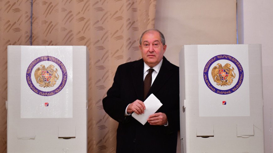 Президент Армении проголосовал на внеочередных парламентских выборах