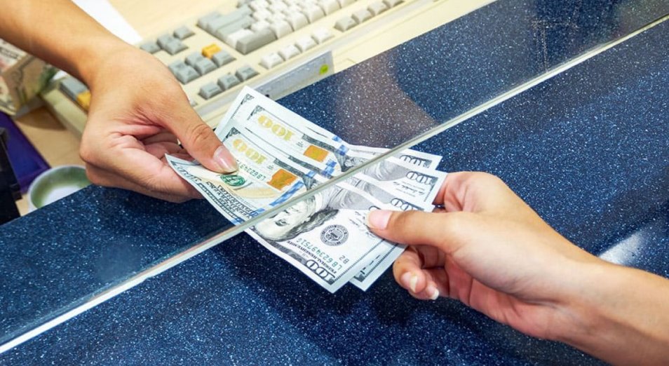Казахстанцы активно нарастили покупки доллара в июне