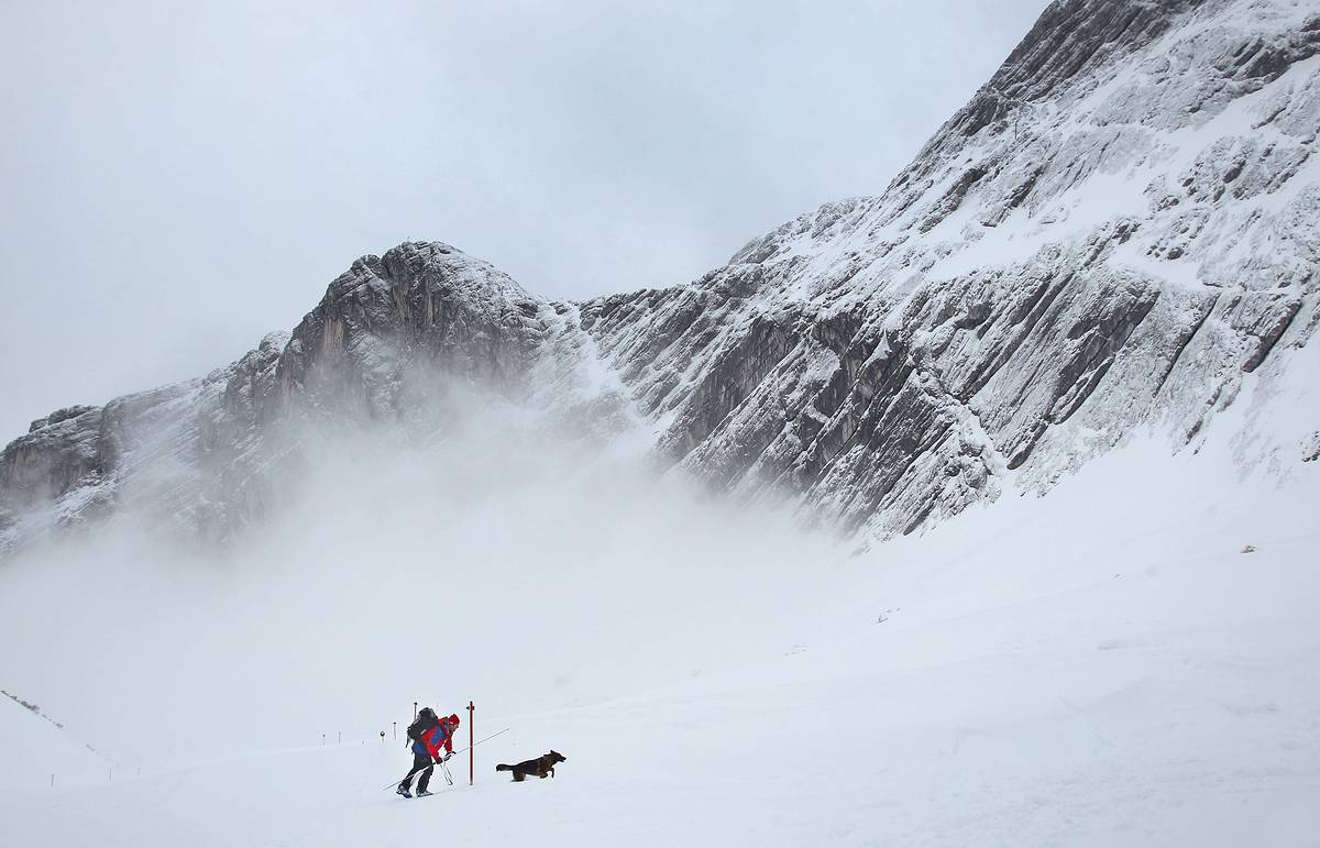 Какие основные опасности в горах. Снежная лавина в Непале. Лавина в горах. Снежные горы опасные. Снежная лавина с людьми.