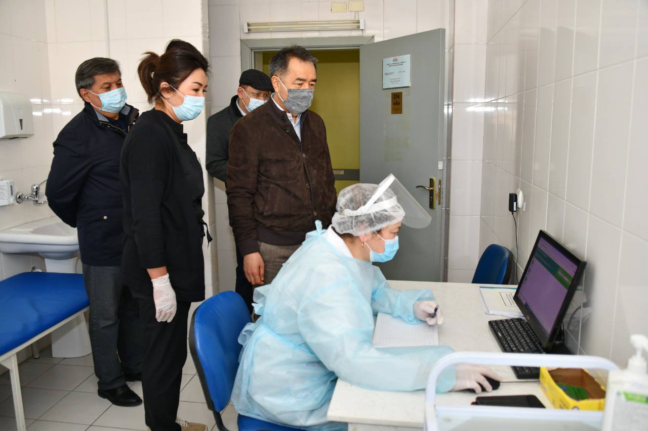 Бакытжан Сагинтаев проверил работу прививочных пунктов в Алматы