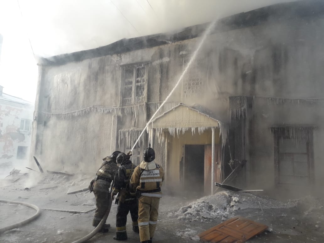 В ВКО горит административное здание одного из предприятий  